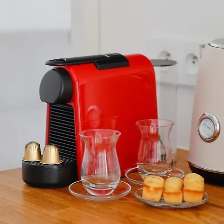 Byron Au Coeur Des Champs-elysees Paryż