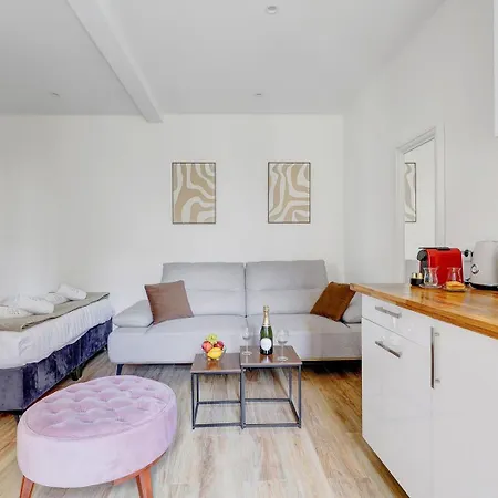 Byron Au Coeur Des Champs-elysees