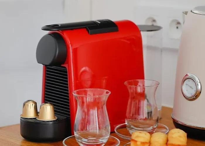 Byron Au Coeur Des Champs-elysees Paryż