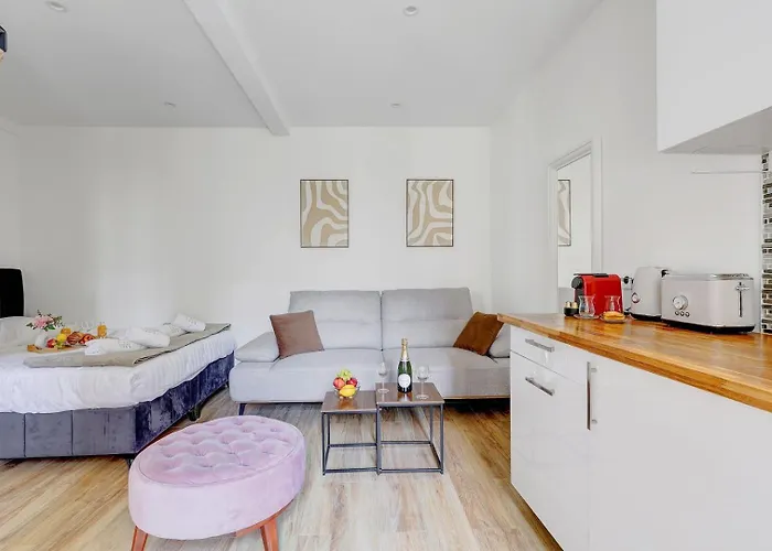 Byron Au Coeur Des Champs-elysees