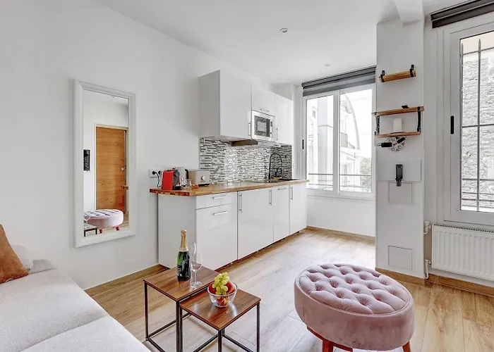 Byron Au Coeur Des Champs-elysees